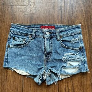Levis Low Rise Distressed Super Stretch Short